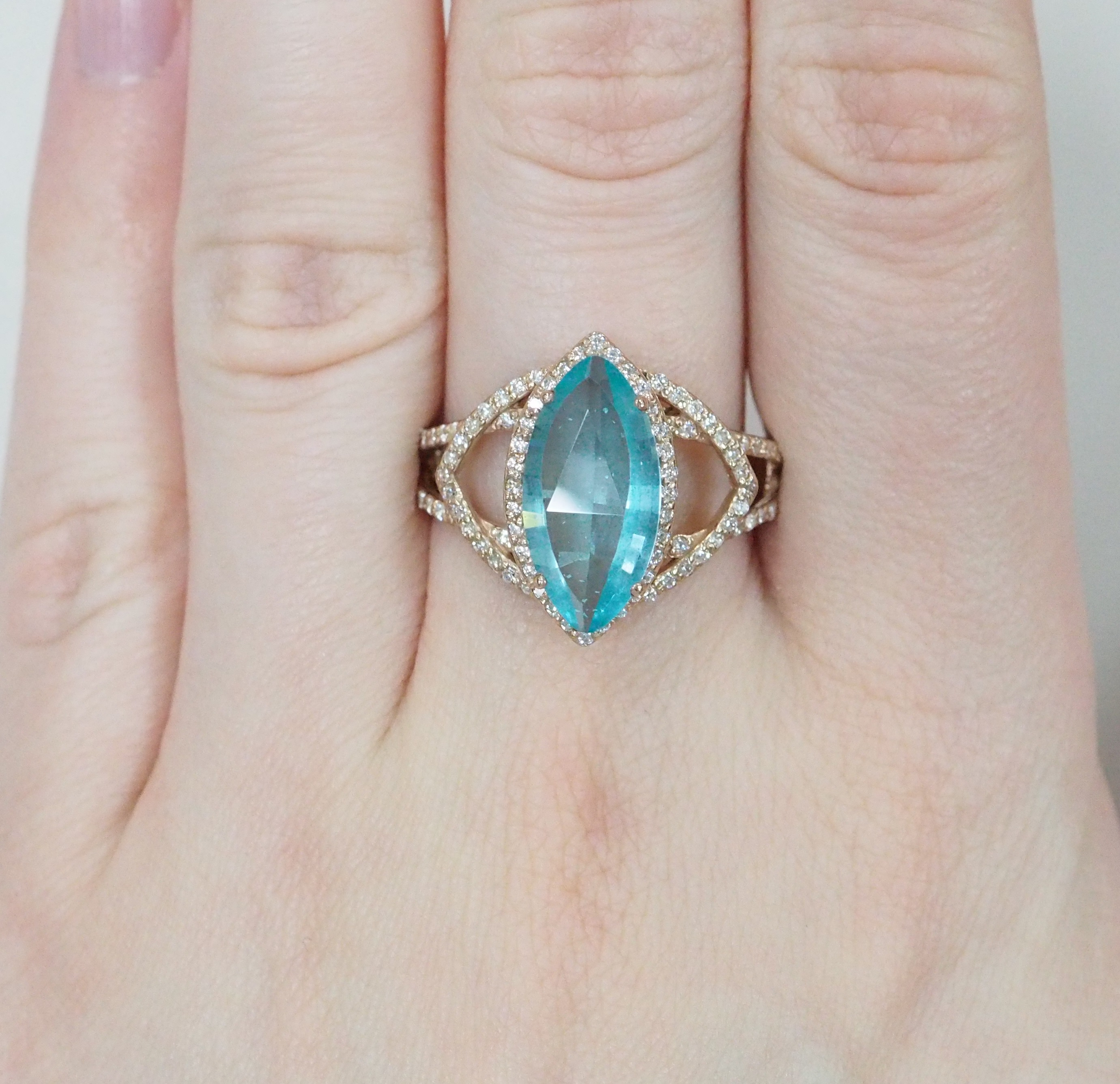 Серебряное кольцо 925 пробы; вставки 1 Кварц цветом топаз, фианит бесцв.;